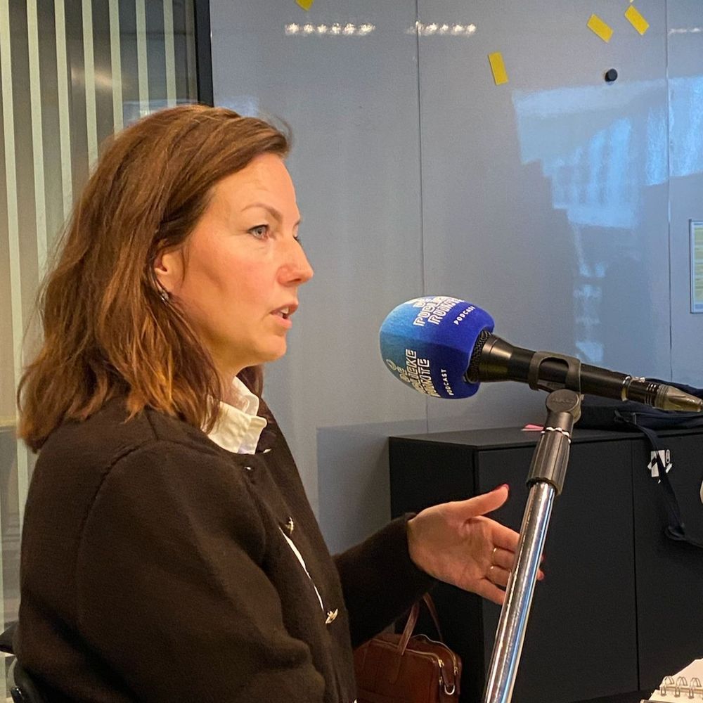 Marjanke Töller achter een microfoon bij de opnames van podcast de Publieke Ruimte