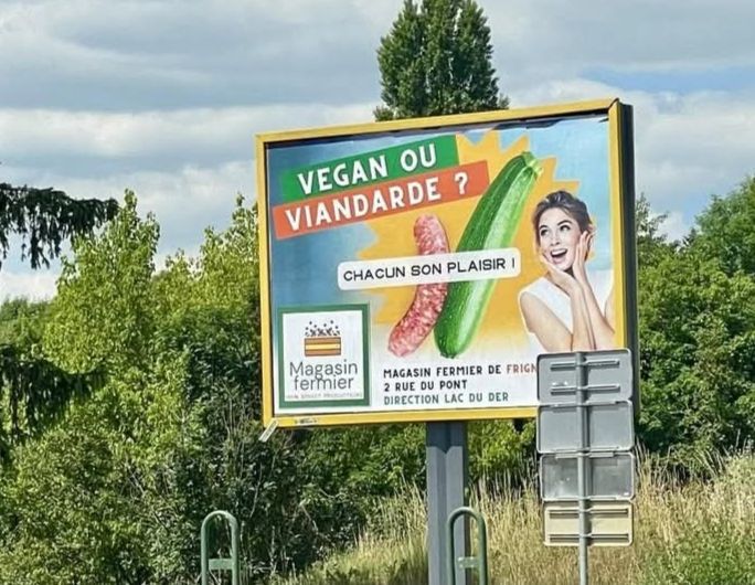 "vegan ou viandarde ? chacun son plaisir" sur l'image une saucisse et une courgette à côté d'une femme très en joie. 