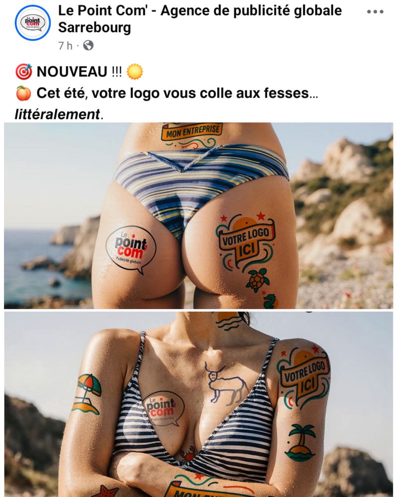 agence de pub Le Point Com' - Agence de publicité globale Sarrebourg " 𝗡𝗢𝗨𝗩𝗘𝗔𝗨 !!! 
🍑 𝗖𝗲𝘁 𝗲́𝘁𝗲́, 𝘃𝗼𝘁𝗿𝗲 𝗹𝗼𝗴𝗼 𝘃𝗼𝘂𝘀 𝗰𝗼𝗹𝗹𝗲 𝗮𝘂𝘅 𝗳𝗲𝘀𝘀𝗲𝘀… 𝙡𝙞𝙩𝙩𝙚́𝙧𝙖𝙡𝙚𝙢𝙚𝙣𝙩.
𝑽𝒐𝒕𝒓𝒆 𝒎𝒂𝒓𝒒𝒖𝒆 𝒇𝒆𝒔𝒔𝒆𝒏𝒔𝒂𝒕𝒊𝒐𝒏 ! " // image d'une femme de dos en maillot de bain avec des logos de marques tatoués sur le derrière. 