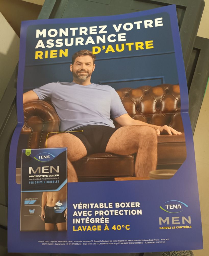 "montrez votre assurance rien d'autre" un homme les jambes écartées dans un canapé. (Affiche pour des protections pour fuites urinaires) 