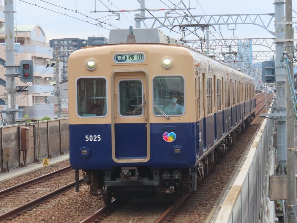 新在家駅に入線する上り列車の阪神5001形