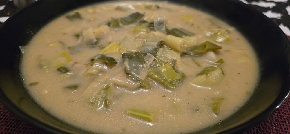 Teller mit Lauchsuppe