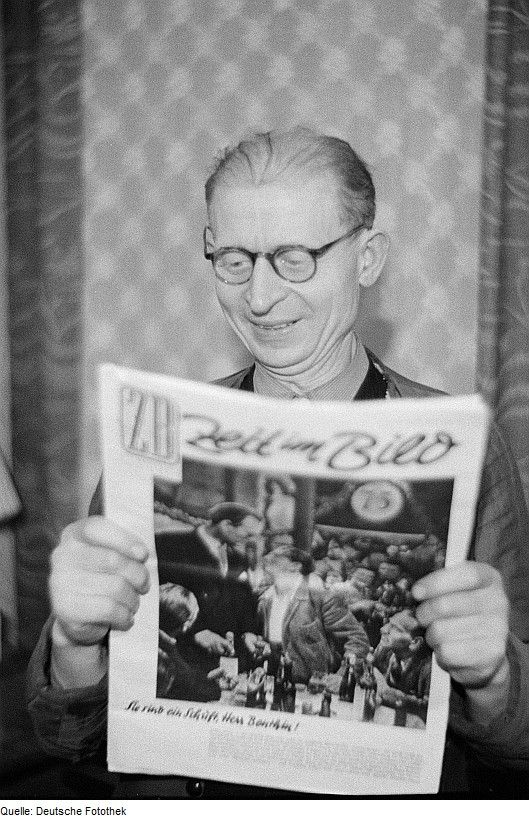 (C) Fotothek - df roe-neg 0006019 012 Mann mit der Illustrierten "Zeit im Bild"