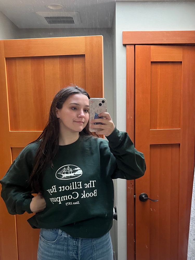 elleski in green sweatshirt