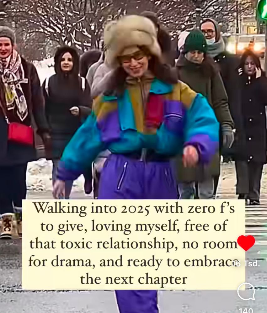 Frau in buntem 80er-Jahre Trainingsanzug läuft beschwingt über Zebrastreifen. Im Textfeld steht: Walking into 2025 with zero fucks to give, loving myself, free of that toxic relationship, no room for drama, and ready to embrace the next chapter 