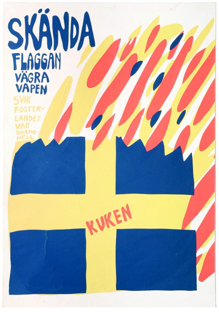 A painting of the flag of Sweden on fire. In the middle of the yellow cross against the flag's blue background is the word "KUKEN" (tr. The Cock) is written in red.

Next the the flag text first in blue reads "SKÄNDA FLAGGAN, VÄGRA VAPEN" (tr. Desecrate the flag, refuse to take up arms), followed by yellow text that reads "SVIK FOSTERLANDET, VAR ONATIONELL" (tr. Let the motherland down, be un-national)