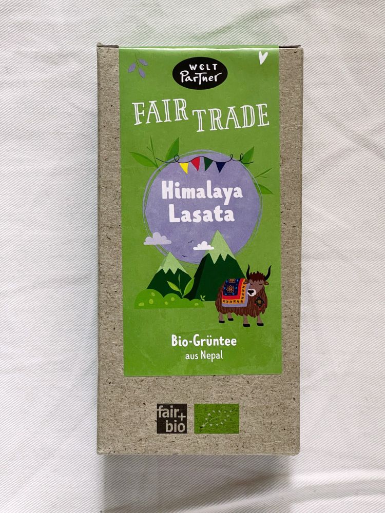 Eine Packung Bio-Grüntee „Himalaya Lasata“ aus Nepal