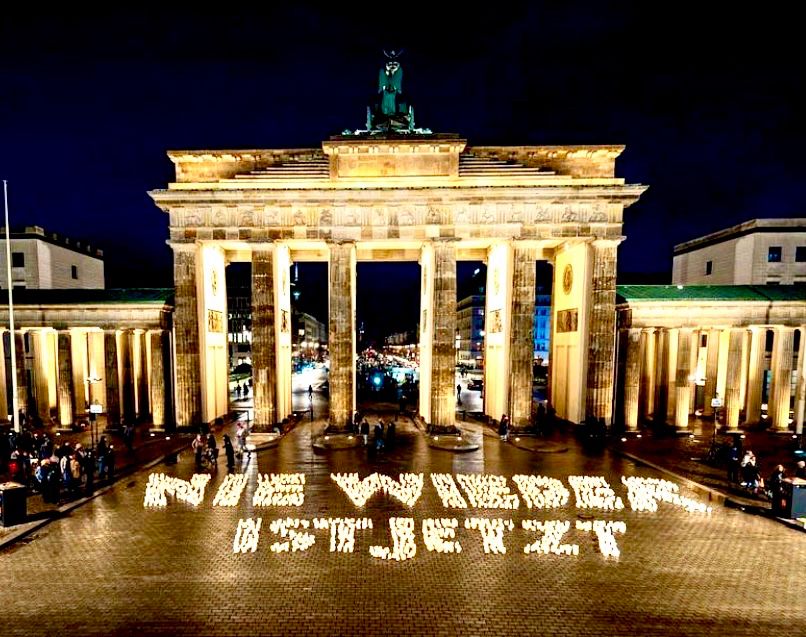 Vor dem Brandenburger Tor ist auf dem Boden ein Schriftzug „Nie wieder ist Jetzt“ zum Gesenken an dieOpfer des Holocaust vor 79 Jahren.