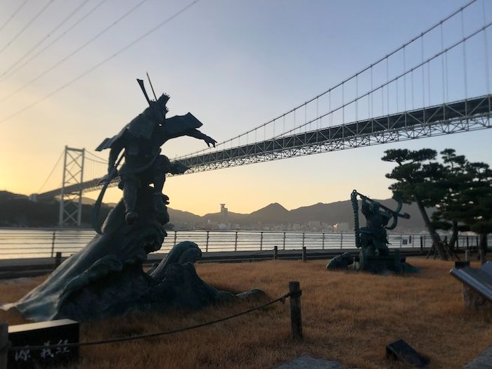 壇ノ浦古戦場、源義経と平忠盛像と関門橋