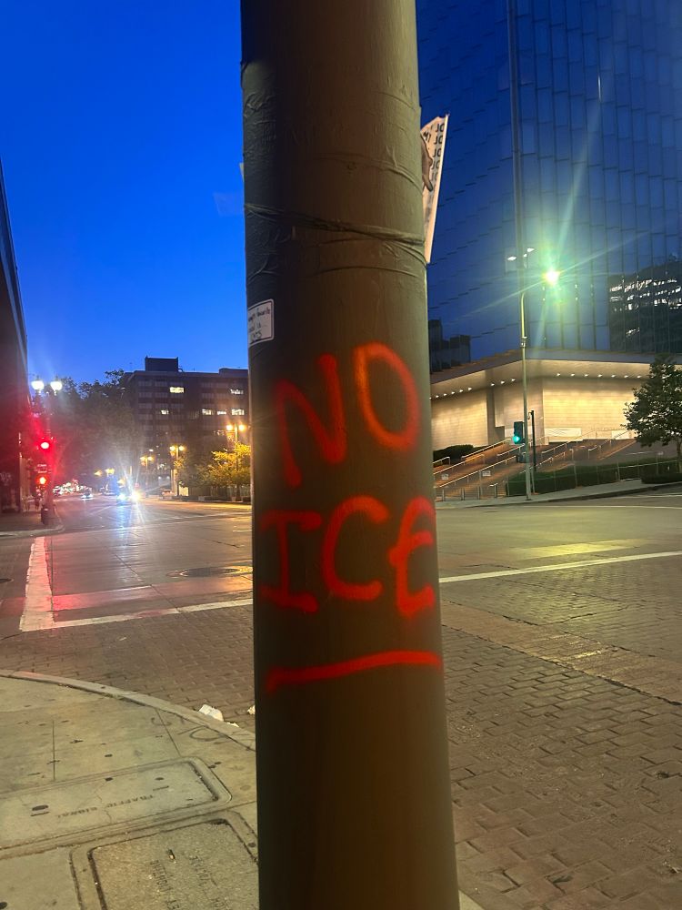 Writing on a lamp post that says no ice 