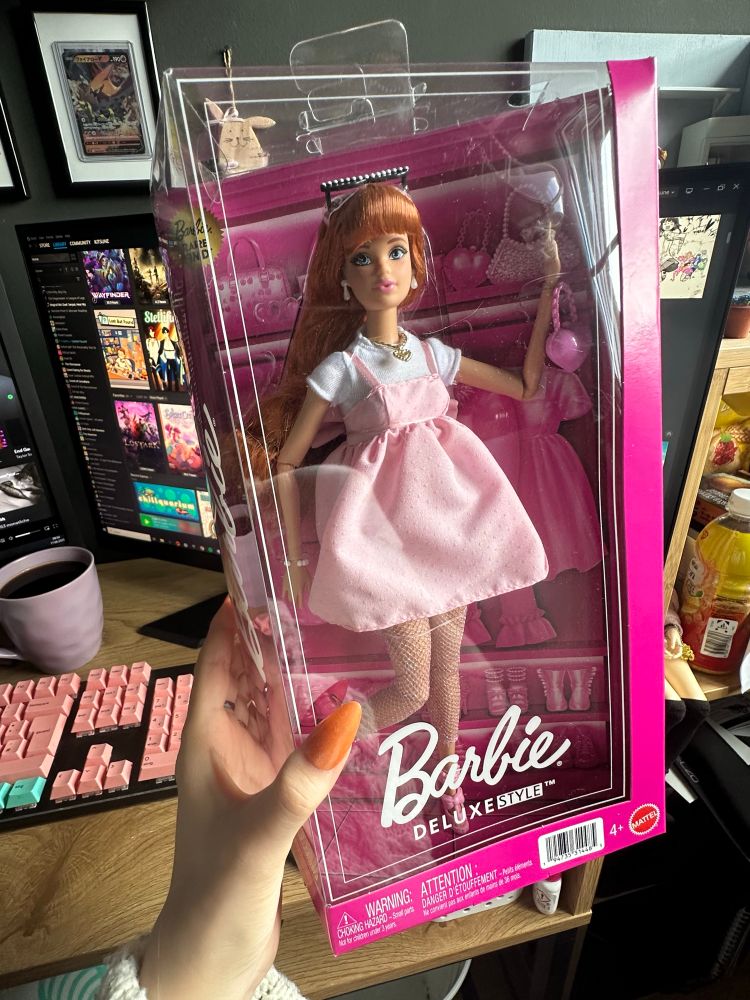 Barbie Deluxe Syle 2024 Edition. The rare Midge version. She has the Steffi face mold and the same outfit like the Milly Barbie: Pastel pink short dress with tiny dots and a white shirt underneath. A gold necklace, pink shoes, white fishnet socks and a tiny pink purse. Her hair is 