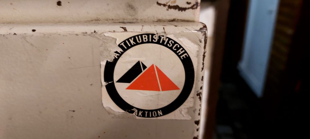 Antikubistische Aktion, a sticker in Wien Szene.