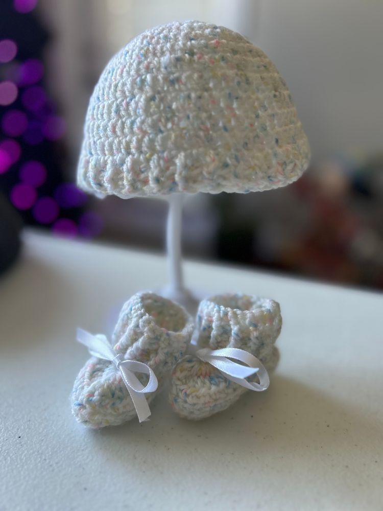 Crochet 🧶 baby neutral hat and booties