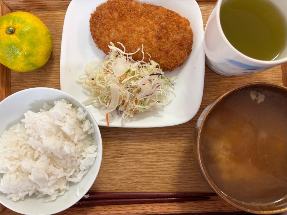 ごはん、豚汁、かつ、キャベツ千切り