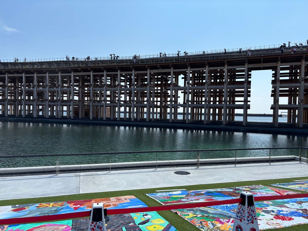 大屋根リンクと遠くに海