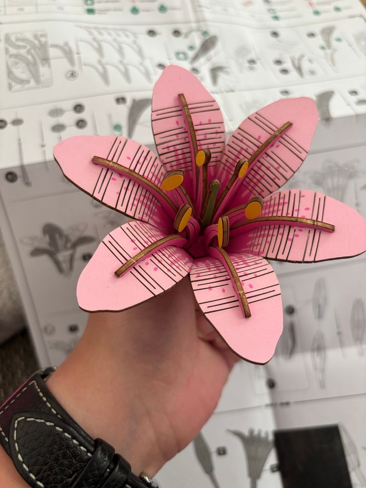 Der Kopf der Lilie ist fertiggestellt.