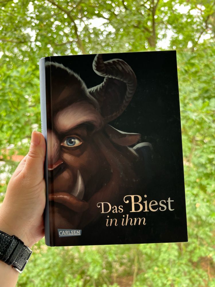 Ich halte das Buch „Das Biest in ihm“ von Serena Valentino in der Hand.