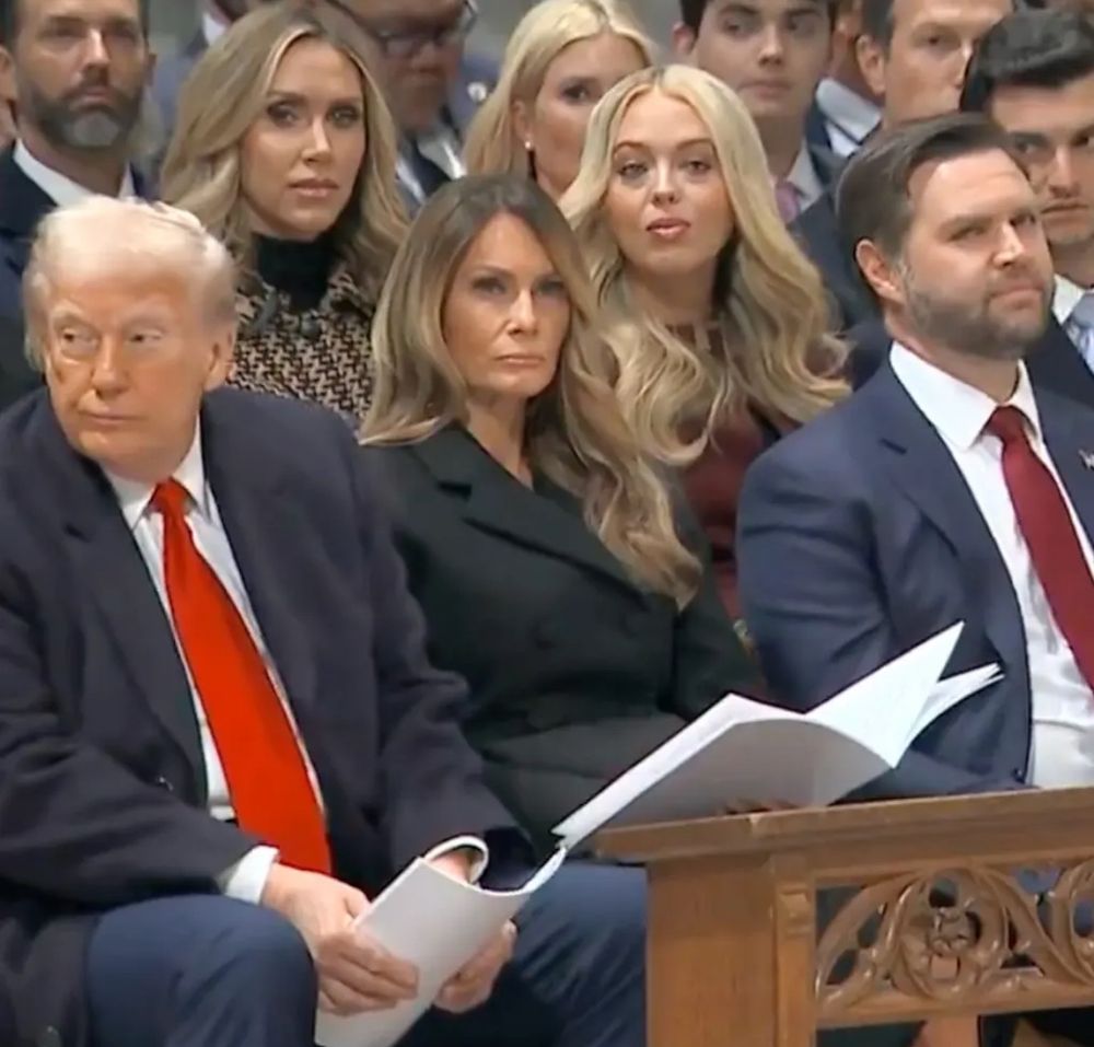 Donald Trump und JD Vance, gelangweilt und erbost, weil sie sich Predigt über Mitgefühl anhören müssen