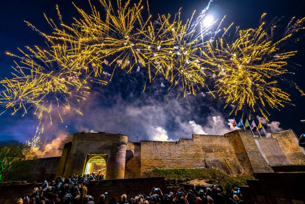 ©le7emeStudio.fr  Le château de Caen s'embrase