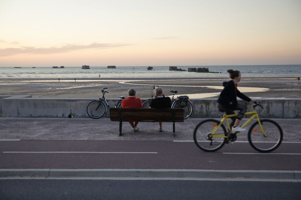 Vue de La Vélomaritime dans le Calvados - A l'arrière plan les restes du port Artificiel d'Arromanches