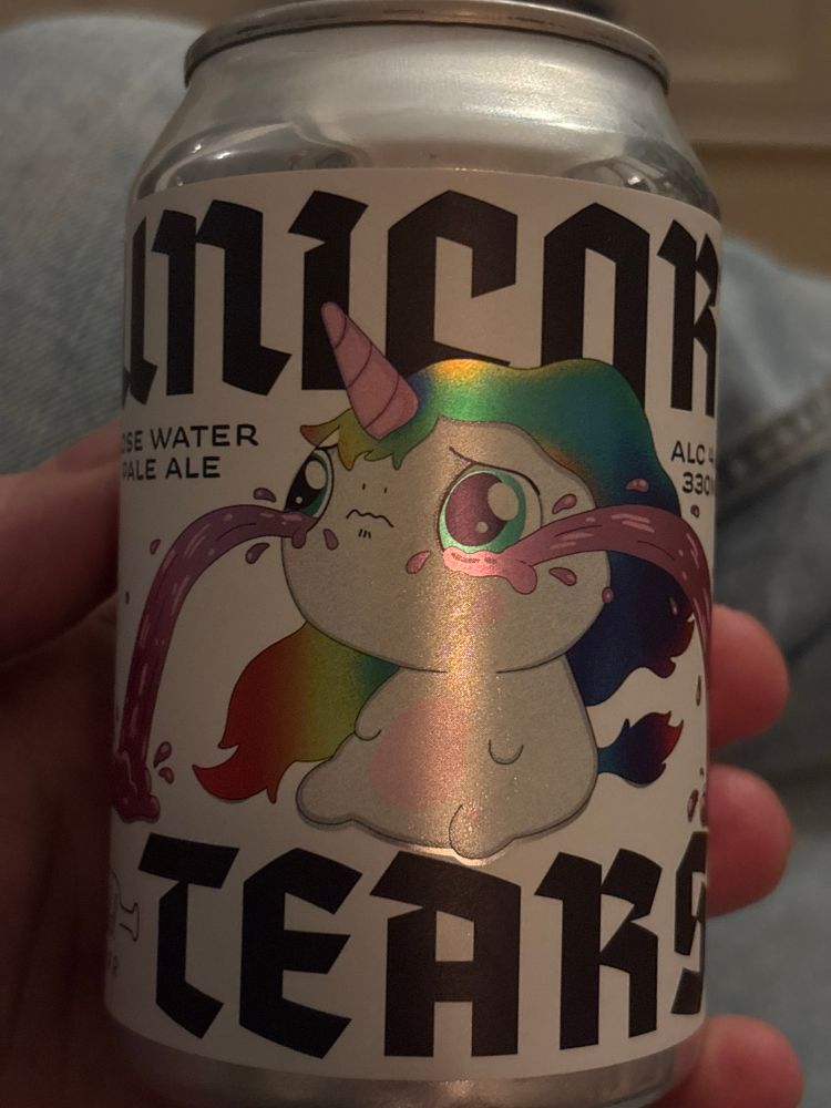 Photo of a 330 ml can of „Unicorn Tears“ beer with the drawing of a little crying unicorn on it in my hand