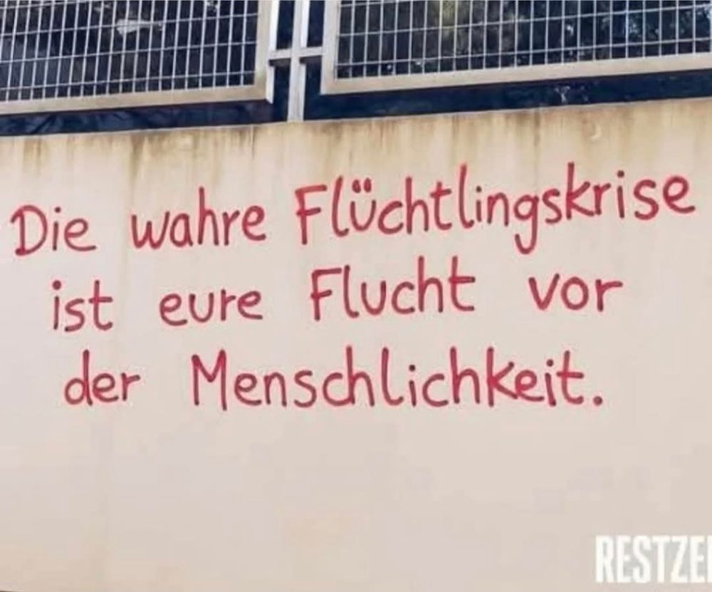 Bild: Mauer mit Zaun obendrauf.
Text: Die wahre Flüchtlingskrise ist eure Flucht vor der Menschlichkeit 