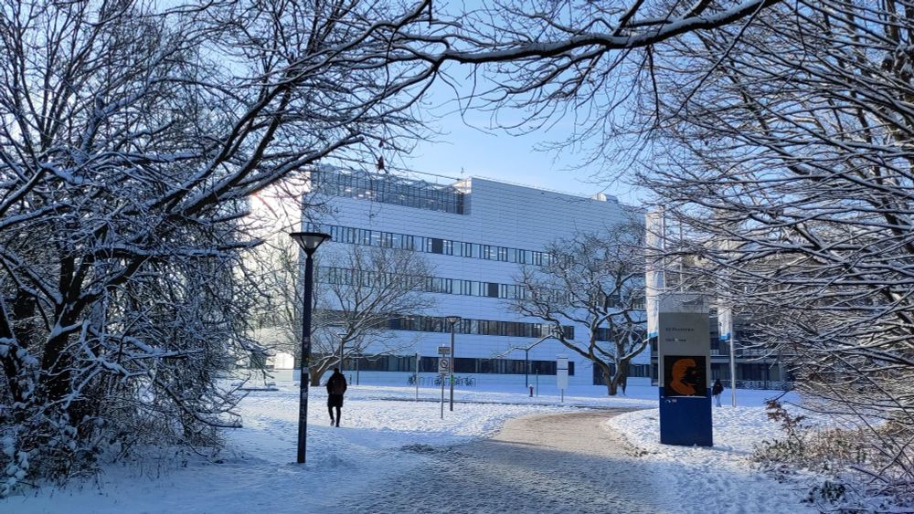 der Bio-Neubau, mit Schnee