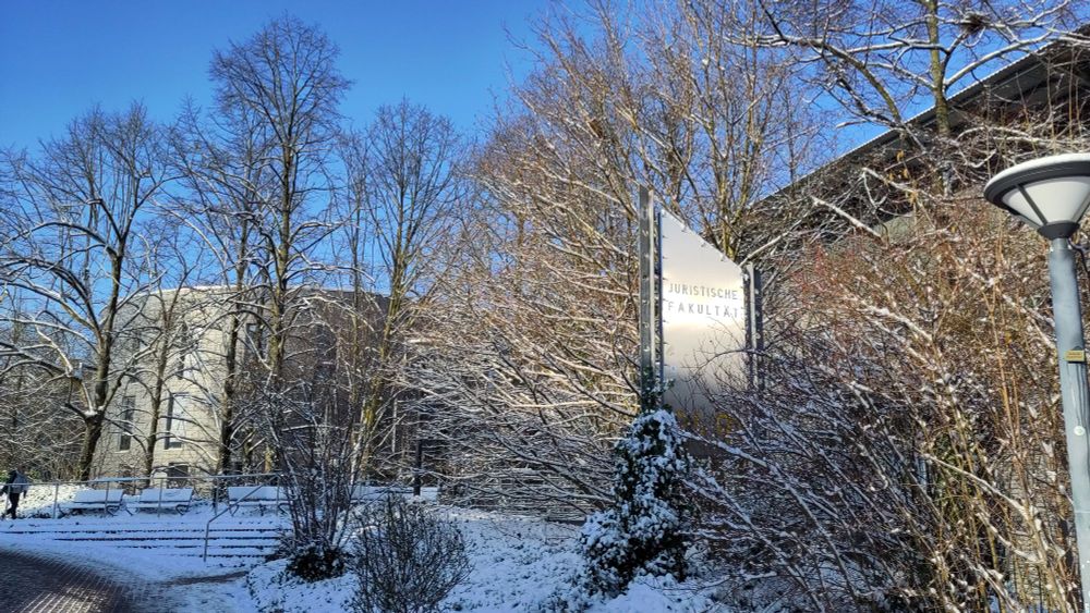 die juristische Fakultät, mit Schnee