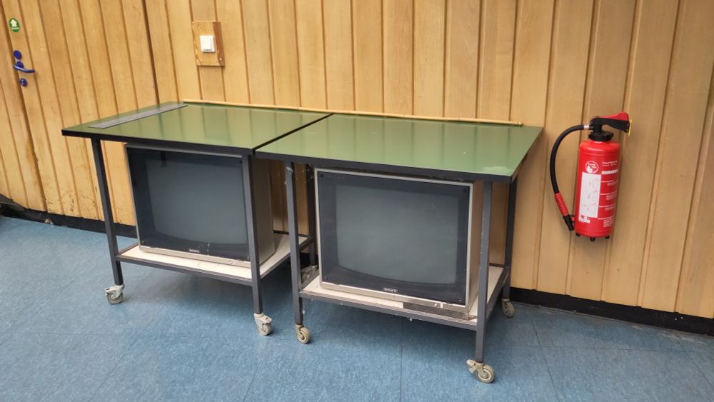 zwei Sony-Röhrenbildschirme auf Rollwägen