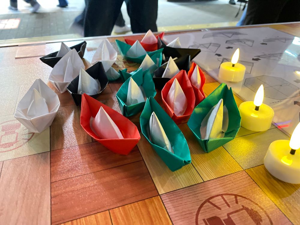 パレスチナカラーの折り紙で作られた船。