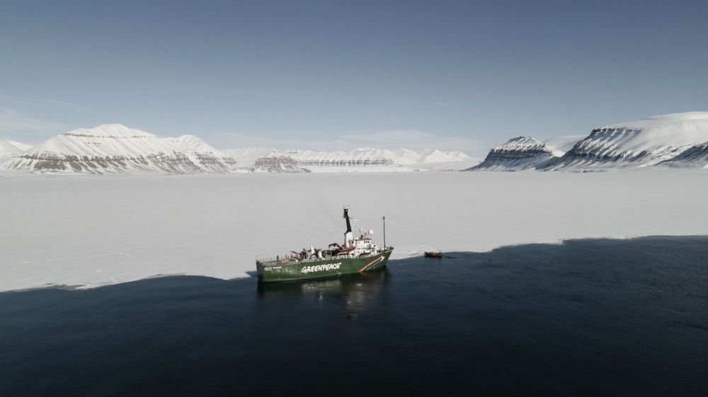 Open Boat: Greenpeace Schiff in Hamburg