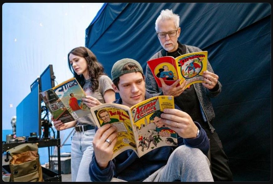 Rachel Brosnahan, David Corensweet y James Gunn leyendo cómics de Superman.