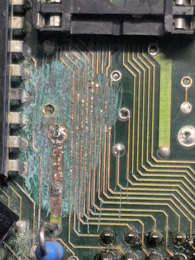 Zoom on the damaged part, we can see a few dissolved wires and more corrosion 