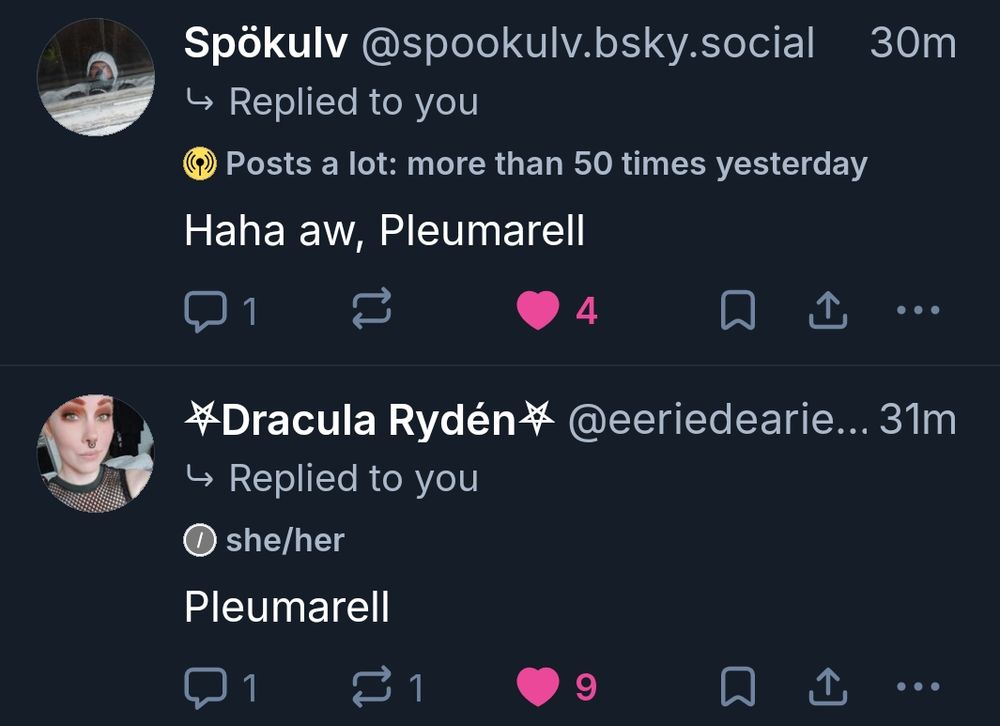 Mina notiser där man ser att både Spökulv och Eeriedearie har gjort ordvitsen "Pleumarell" som svar på min blupp med en minuts mellanrum.

Umarell är alltså italienska för "gubbe som glor på byggarbete" typ