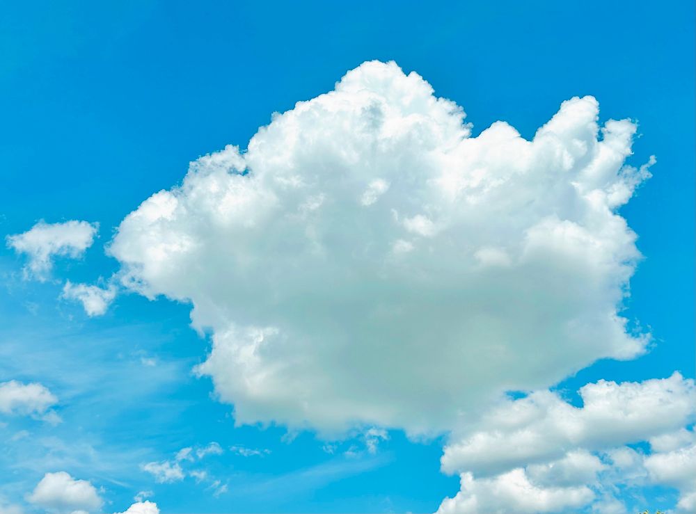Weisse Wolken vor blauem Himmel