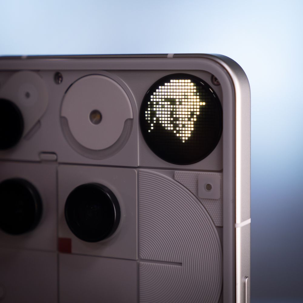 Nahaufnahme der Rückseite des Nothing Phone 3. Zu sehen ist der Spiegel-Modus, mit dem das Kamerabild auf die verbaute Punktmatrix abgebildet wird.