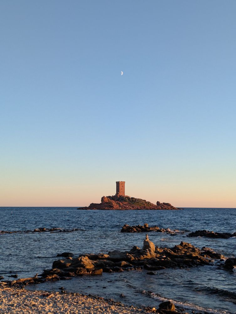 Lune alignée sur la tour d'or 