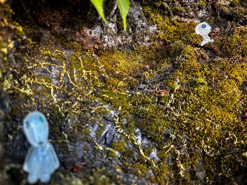 Little Miyazaki sprites enjoying the trees 