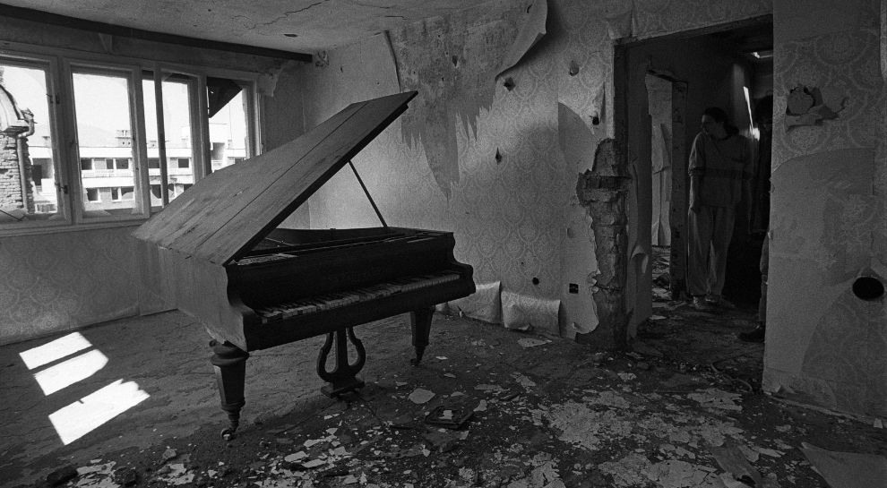 un pianoforte in una casa di Sarajevo bombardata foto in bianco e nero