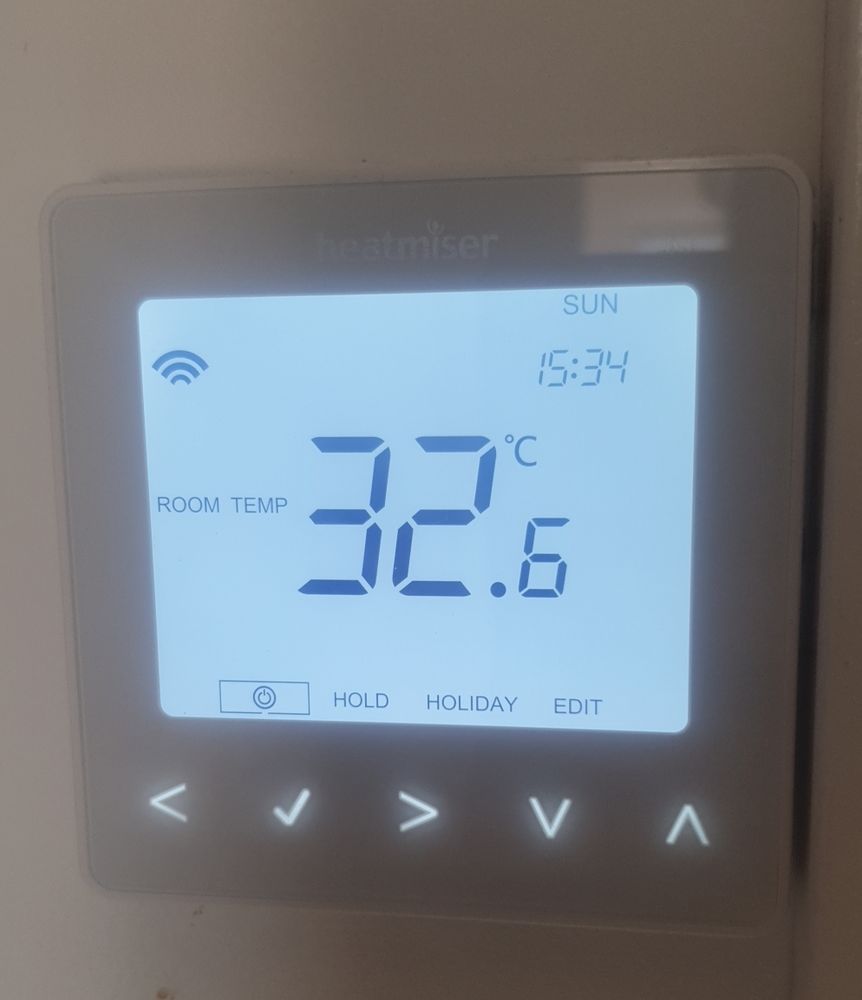 An indoor thermostat showing a temperature of 32.6 degrees Celsius