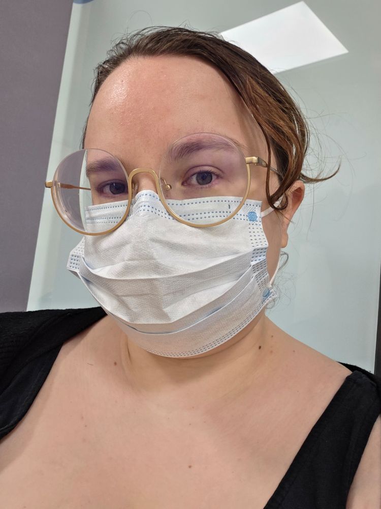 Selfie missä allekirjoittanut istuu terveystalon odotusaulassa hengitysmaski naamalla