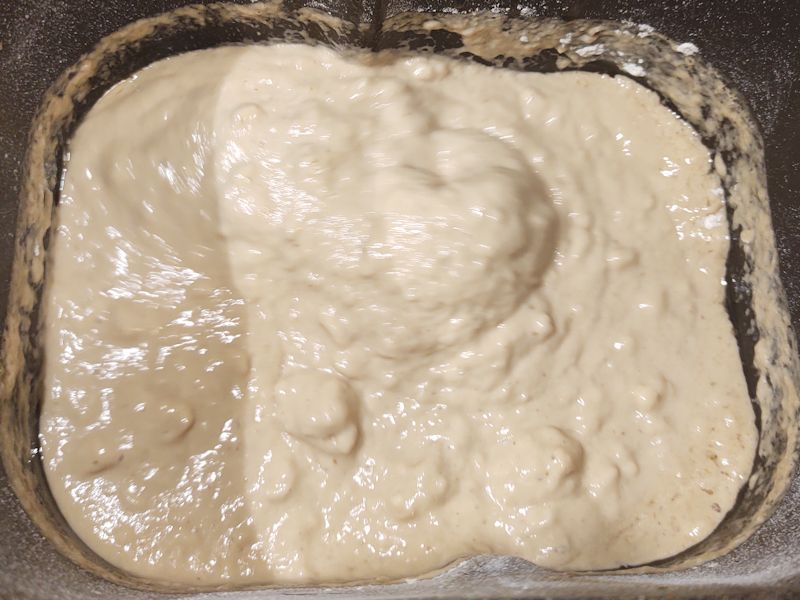 Gulvit degsmet i bakmaskinen.