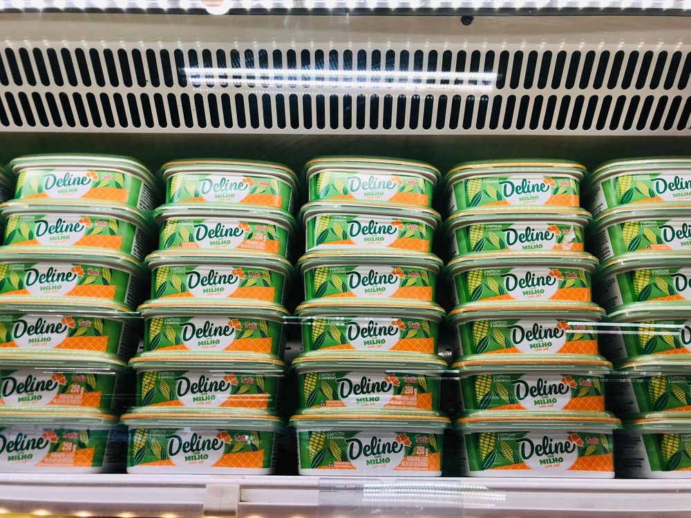 Vários potes enfileirados de margarina deline sabor milho, edição limitada. Geralmente produzidas na época de festas juninas 