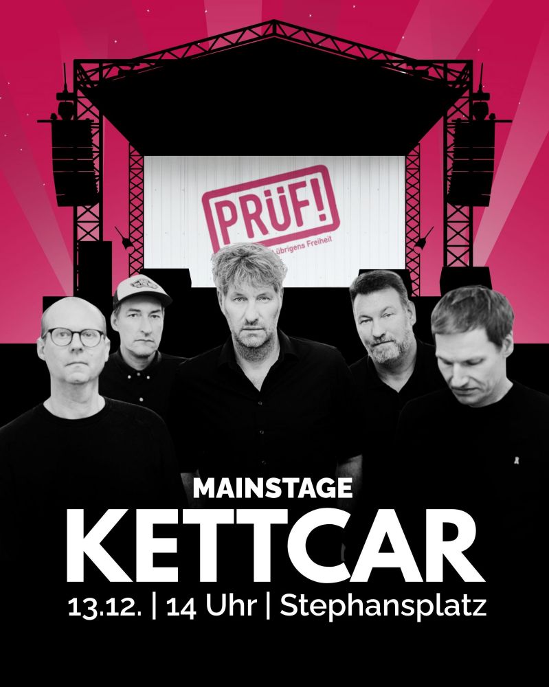 Schwarz-Weiß Foto der Band Kettcar. Sie stehen vor einer Bühne, auf der das Logo von PRÜF! zu sehen ist. 
Vorne in weißer Schrift der Text: "Mainstage
KETTCAR
13.12. | 14 Uhr | Stephansplatz"