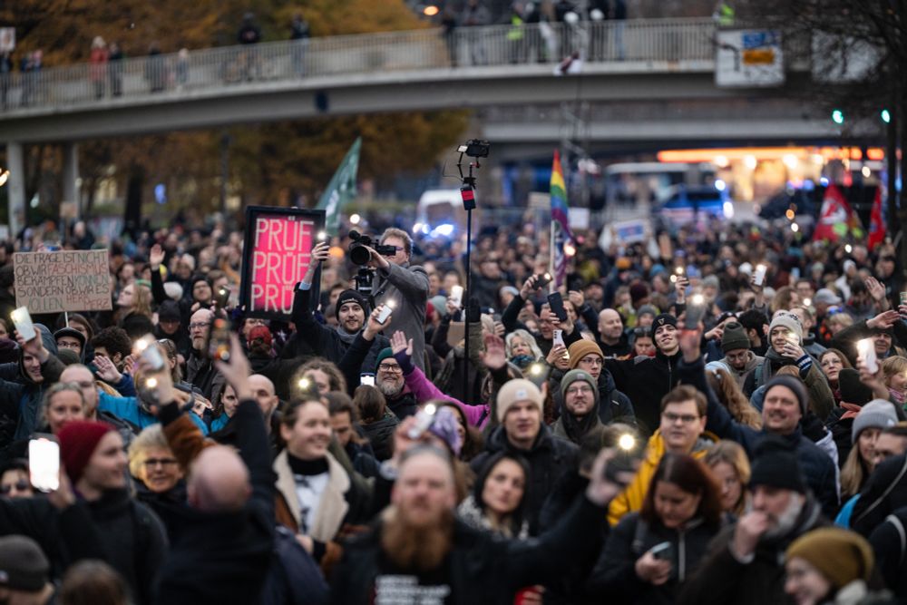 Demomenge mit Handy-Taschenlampen