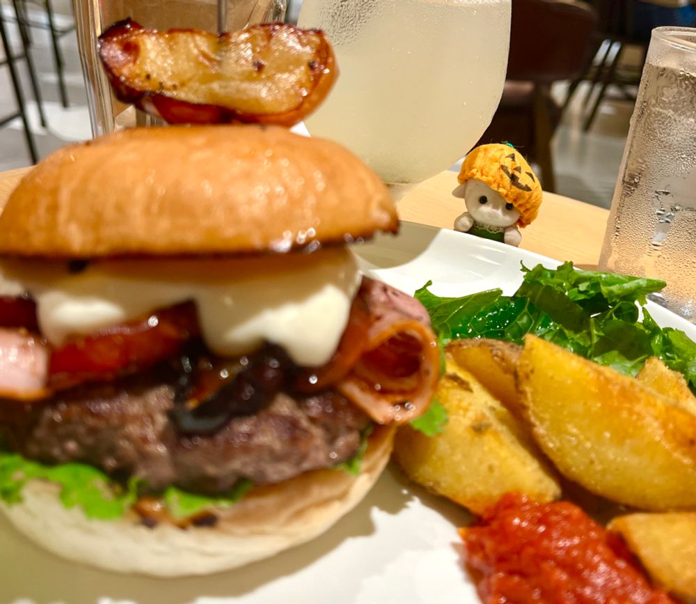 ハンバーガーと一緒に記念撮影するシルバニアの赤ちゃん