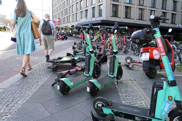 Sechs Jahre E-Scooter: Kommt das Ende fürs Gehweg-Parken der Leihroller?