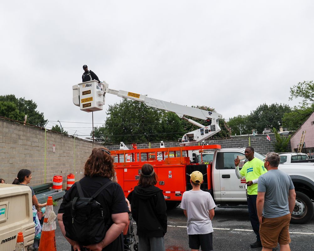 DDOT staff show how a sign is installed (at tall heights!)