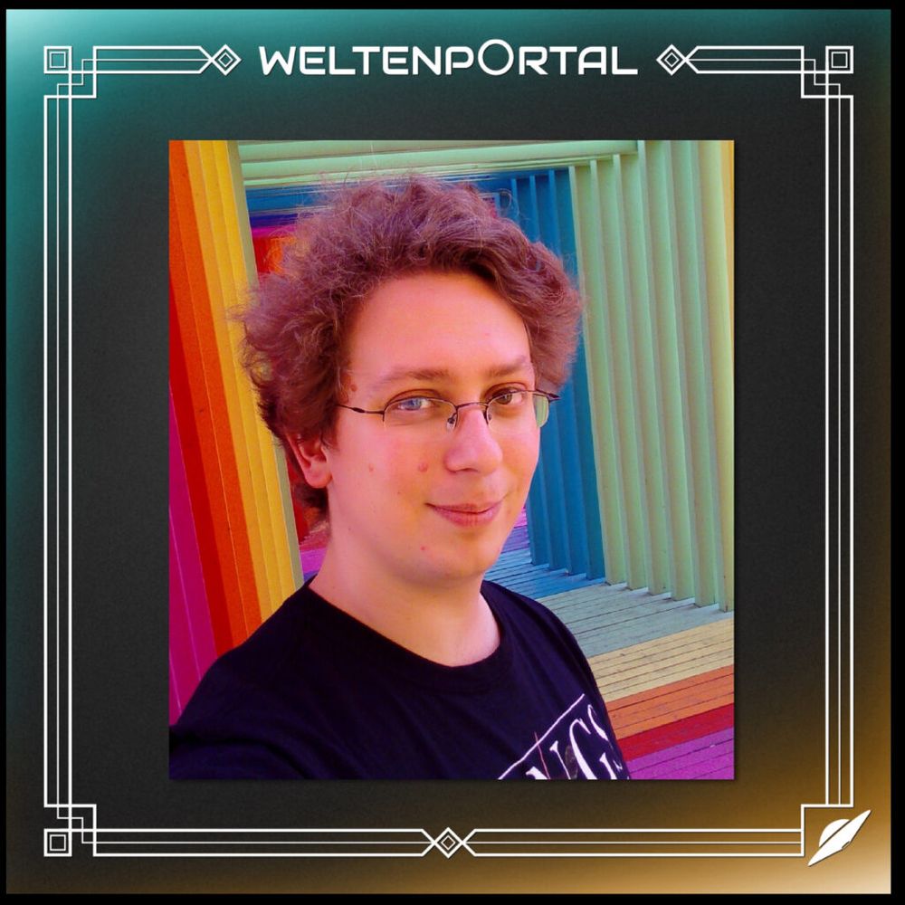 Foto von mir, blonder Mann mit Locken und Brille in schwarzem Shirt vor buntem Hintergrund. Rund um das Bild ist ein dunkler Rahmen mit dem Text: Weltenportal.