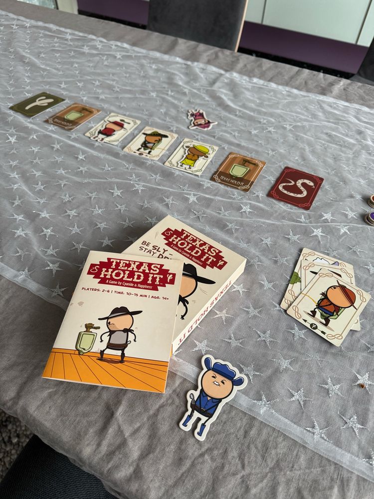 Das Kartenspiel „Texas Hold It“ liegt auf einem Tisch verteilt.